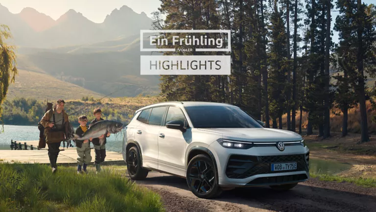 VW Tiguan in Weis in der Natur vor einem See mit einer Familie.