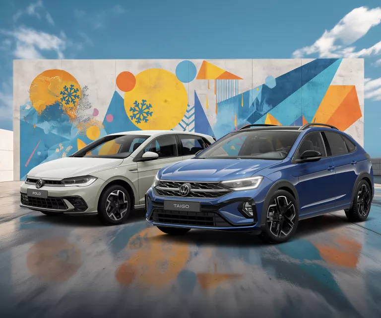 Zwei VW-Modelle vor einer Wand mit winterlich, farbenfrohem, geometrischem Street-Art-Graffiti.