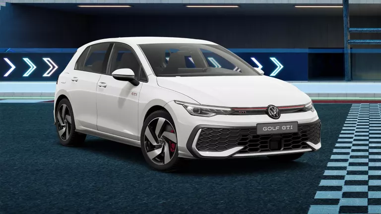 Weißen VW Golf GTI Sportwagen in einem Parkhaus, beleuchtete Pfeile an der Wand.