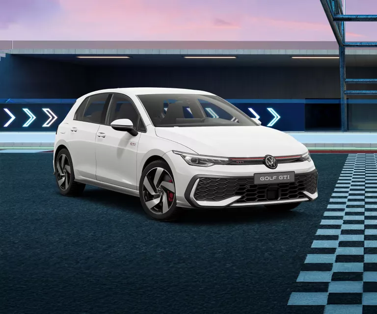 Weißen VW Golf GTI Sportwagen in einem Parkhaus, beleuchtete Pfeile an der Wand.