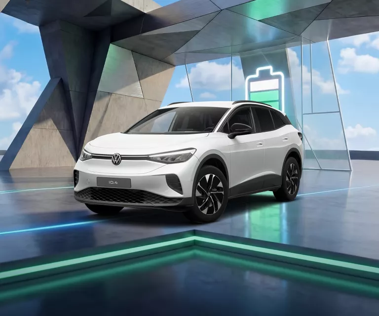 VW ID.4 steht in einem Raum, Lichtleisten im Hintergrund und großes grünes Batteriesymbol