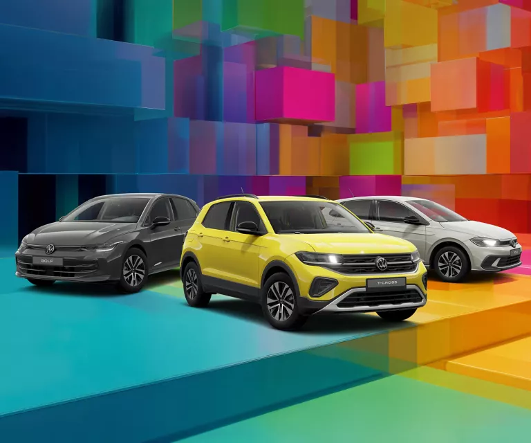 Drei VW-Modelle vor einem bunten, geometrischen Hintergrund aus leuchtenden 3D-Blöcken.