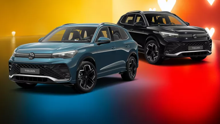 Drei VW-Modelle vor einem farbigen Hintergrund mit Herzsymbolen.