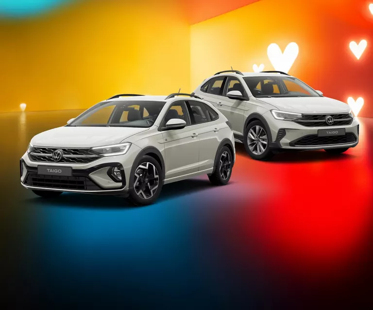 Zwei VW-Modelle vor einem farbigen Hintergrund mit Herzsymbolen.