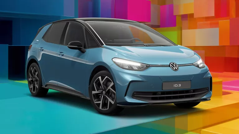 Ein Volkswagen ID.3 vor einem bunten, geometrischen Hintergrund aus leuchtenden 3D-Blöcken.