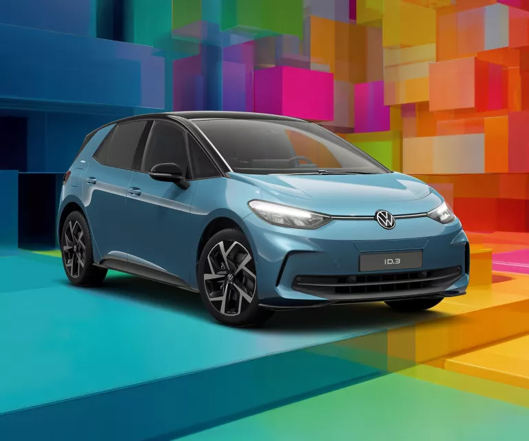 Ein Volkswagen ID.3 vor einem bunten, geometrischen Hintergrund aus leuchtenden 3D-Blöcken.