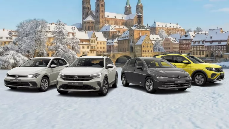 Vier VW-Modelle stehen vor Winterlandschaft