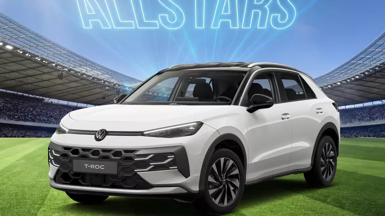 VW T-Roc in Weiß auf einem Fußballfeld im Stadion, darüber leuchtet der Schriftzug „ALLSTARS“.