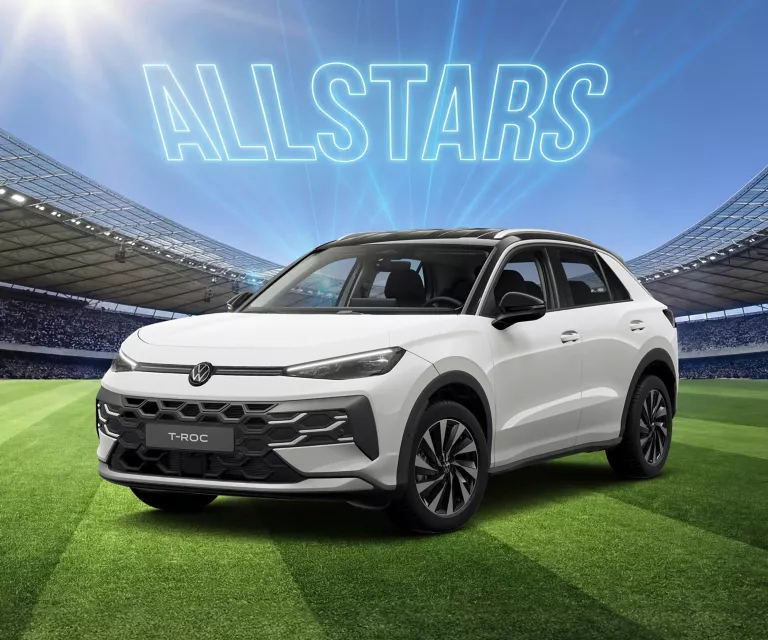 VW T-Roc in Weiß auf einem Fußballfeld im Stadion, darüber leuchtet der Schriftzug „ALLSTARS“.