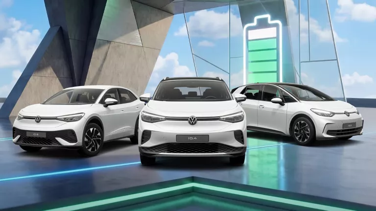 VW ID.3, ID.4 und ID.5 in einem futuristischen Gebäude mit LED's, im Hintergrund LED-Ladebalken