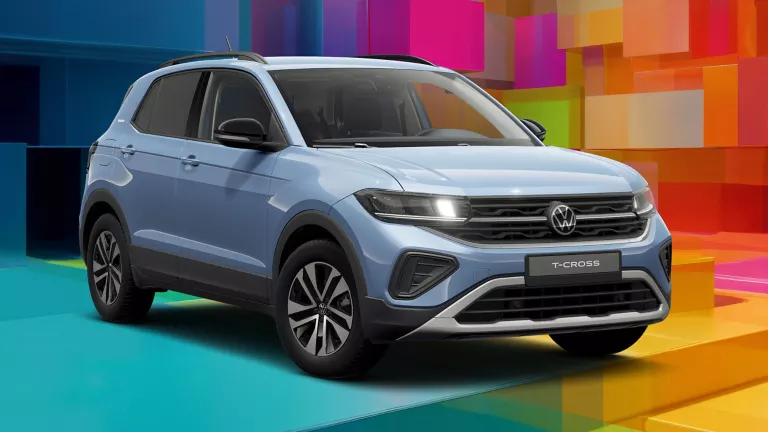 T-Cross ENERGY in Blau vor einem bunten, geometrischen Hintergrund aus leuchtenden 3D-Blöcken.