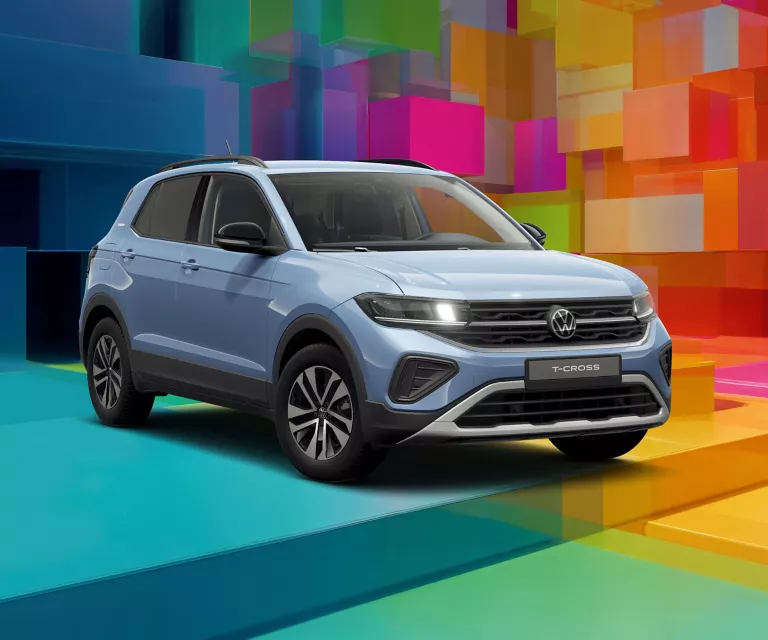 T-Cross ENERGY in Blau vor einem bunten, geometrischen Hintergrund aus leuchtenden 3D-Blöcken.