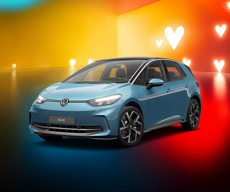 Türkis-schwarzer VW ID.3 mit fünf Türen, LED-Scheinwerfern und Radkappen, Frontansicht leicht von rechts