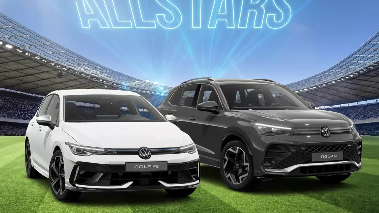 Zwei VW Modelle stehen auf einem Fußballfeld im Stadion, darüber leuchtet der Schriftzug „ALLSTARS“.