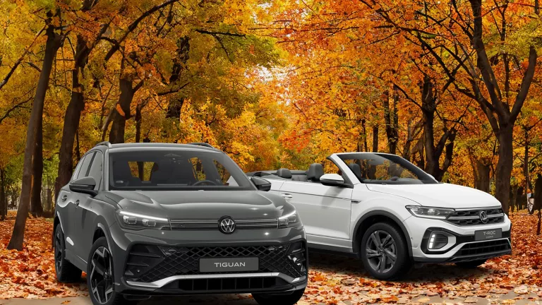 VW Tiguan und T-Roc Cabriolet parken, im Hintergrund Bäume mit bunten Blättern
