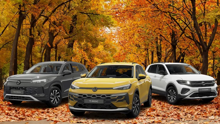 VW Tayron, T-Roc und T-Cross parken, im Hintergrund Bäume mit bunten Blättern