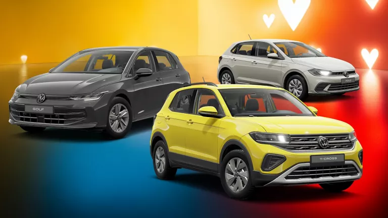 Drei VW-Modelle in Gelb und Grau vor gelb-rotem Hintergrund mit weißen Herzsymbolen.
