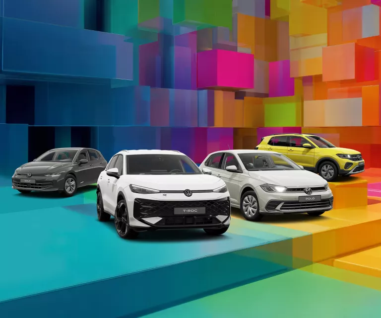 Drei VW-Modelle vor einem bunten, geometrischen Hintergrund aus leuchtenden 3D-Blöcken.