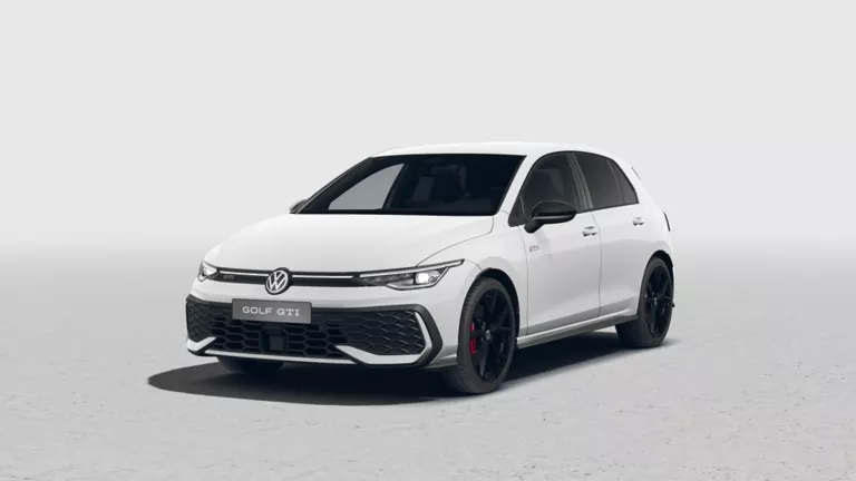 Weißer VW Golf GTI mit fünf Türen, LED-Scheinwerfern und Radkappen, Frontansicht leicht von rechts