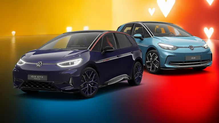 Drei VW-Modelle vor einem farbigen Hintergrund mit Herzsymbolen.