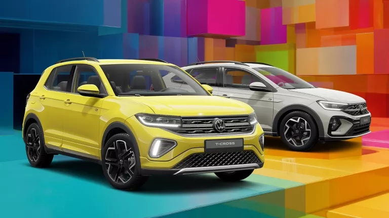 Zwei VW-Modelle vor einem bunten, geometrischen Hintergrund aus leuchtenden 3D-Blöcken