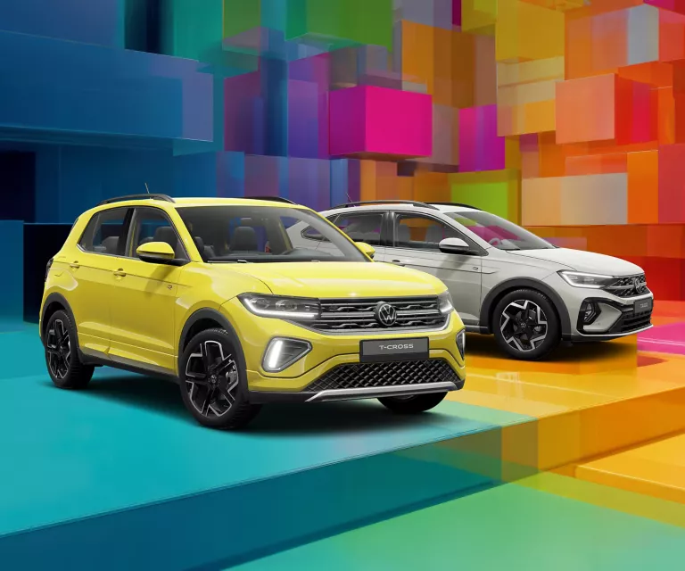 Zwei VW-Modelle vor einem bunten, geometrischen Hintergrund aus leuchtenden 3D-Blöcken