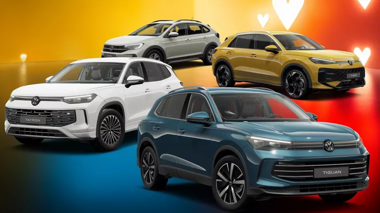 Drei VW-Modelle vor einem farbigen Hintergrund mit Herzsymbolen.