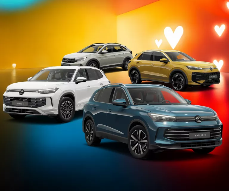 Drei VW-Modelle vor einem farbigen Hintergrund mit Herzsymbolen.