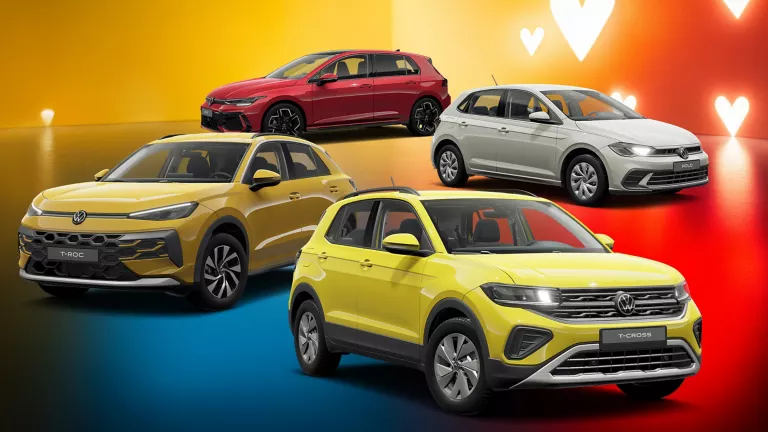 Drei VW-Modelle vor einem farbigen Hintergrund mit Herzsymbolen.
