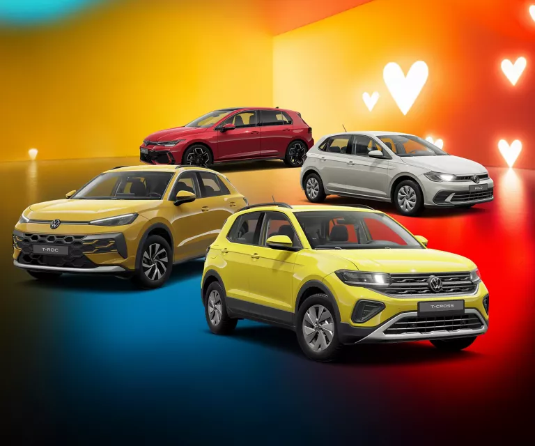Drei VW-Modelle vor einem farbigen Hintergrund mit Herzsymbolen.