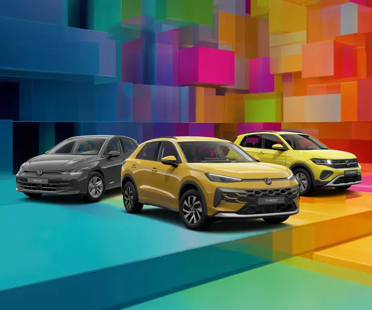 Drei VW-Modelle vor einem bunten, geometrischen Hintergrund aus leuchtenden 3D-Blöcken.
