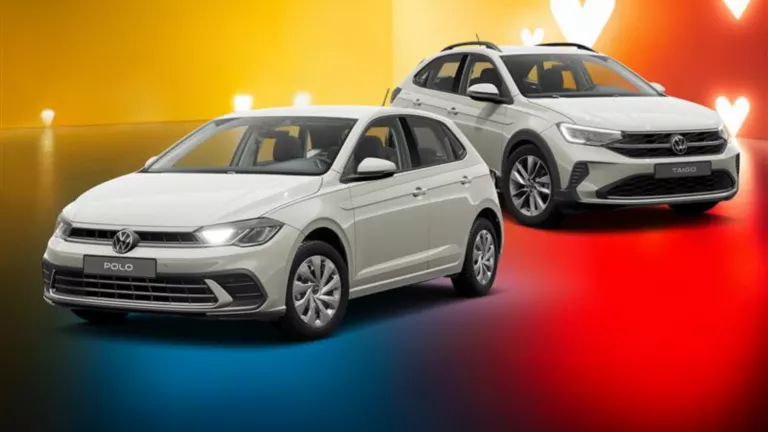 VW-Modell vor einem farbigen Hintergrund mit Herzsymbolen.