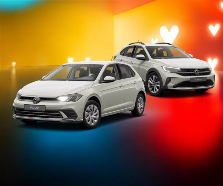 VW-Modell vor einem farbigen Hintergrund mit Herzsymbolen.
