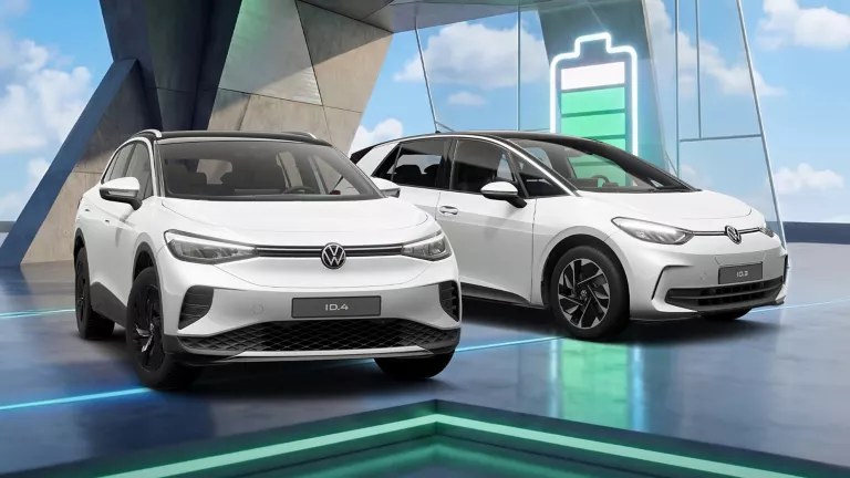 VW ID.3, ID.4 und ID.7 nebeneinander auf einer Straße