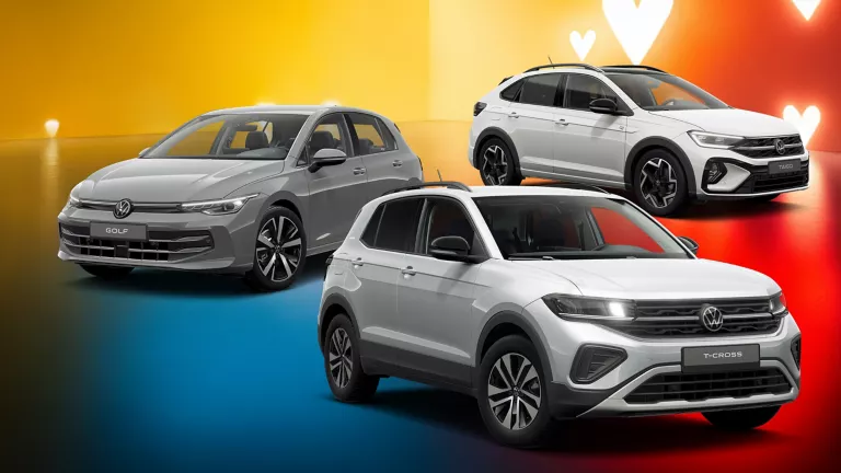 Drei VW-Modelle vor einem farbigen Hintergrund mit Herzsymbolen.
