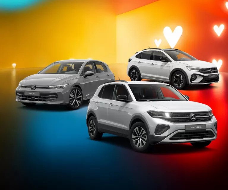 Drei VW-Modelle vor einem farbigen Hintergrund mit Herzsymbolen.