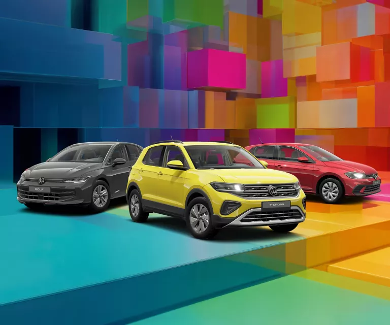 Drei VW-Modelle vor einem bunten, geometrischen Hintergrund aus leuchtenden 3D-Blöcken.