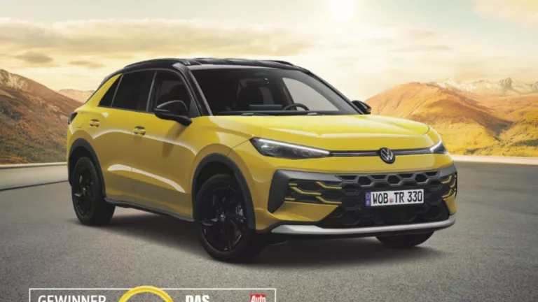 Gelber VW T-Roc steht auf einer Straße, im Hintergrund Berge