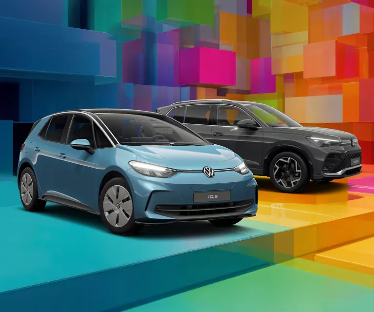Zwei VW-Modelle vor einem bunten, geometrischen Hintergrund aus leuchtenden 3D-Blöcken.