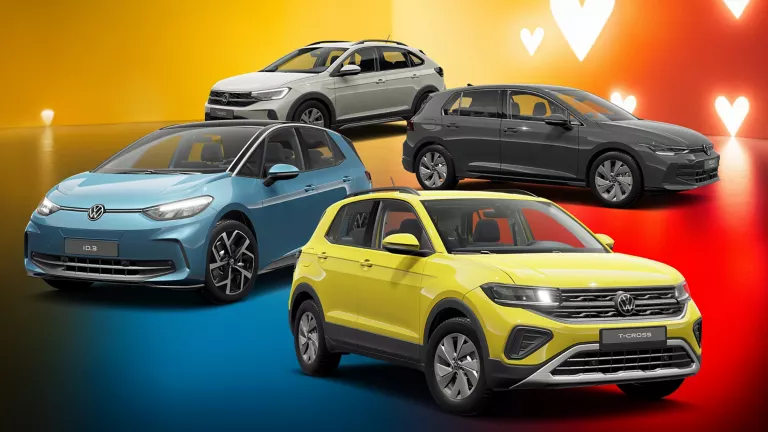 Drei VW-Modelle vor einem farbigen Hintergrund mit Herzsymbolen.