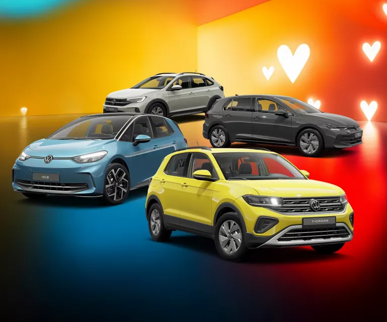 Drei VW-Modelle vor einem farbigen Hintergrund mit Herzsymbolen.