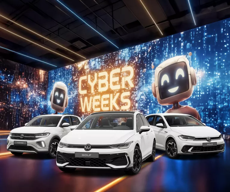 Drei VW-Modelle vor einer großen digitalen Wand mit leuchtendem Schriftzug "CYBER WEEKS" und zwei lächelnden Roboter.