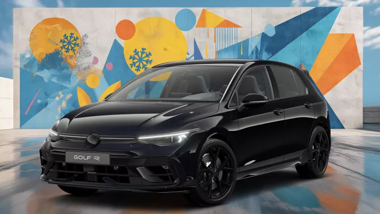 Ein VW-Modell vor einer Wand mit winterlich, farbenfrohem, geometrischem Street-Art-Graffiti.