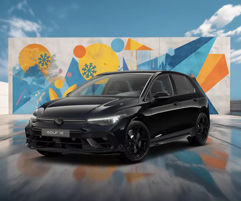 Ein VW-Modell vor einer Wand mit winterlich, farbenfrohem, geometrischem Street-Art-Graffiti.