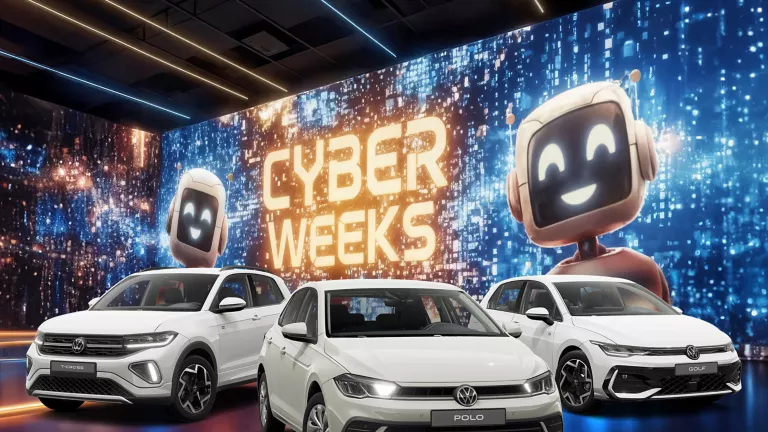 Drei VW-Modelle vor einer großen digitalen Wand mit leuchtendem Schriftzug "CYBER WEEKS" und zwei lächelnden Roboter.