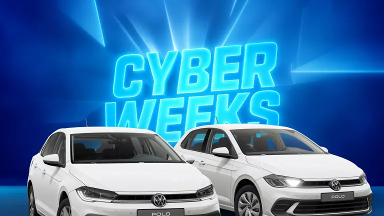 Zwei VW Polos vor blauem Hintergrund mit leuchtendem Schriftzug "CYBER WEEKS".