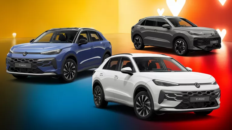 Drei VW-Modelle vor einem farbigen Hintergrund mit Herzsymbolen.