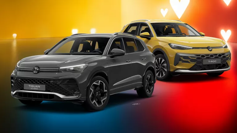 Zwei VW-Modelle vor einem farbigen Hintergrund mit Herzsymbolen.
