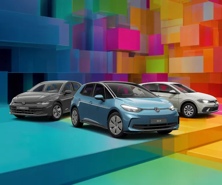 Drei VW-Modelle vor einem bunten, geometrischen Hintergrund aus leuchtenden 3D-Blöcken.