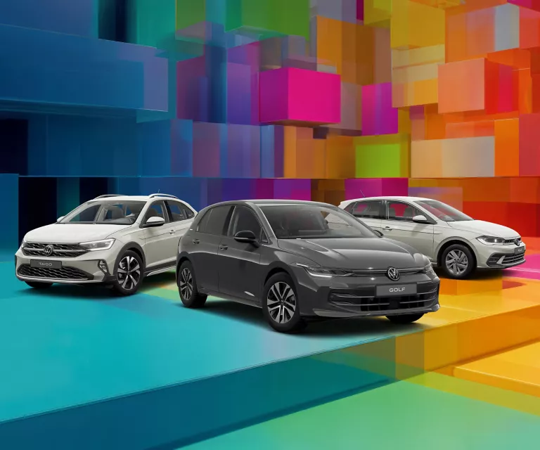 Drei VW-Modelle vor einem bunten, geometrischen Hintergrund aus leuchtenden 3D-Blöcken.